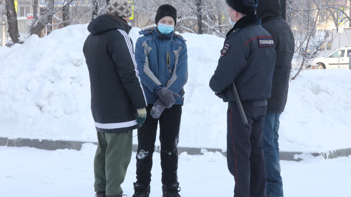 Полиция увела школьника с места, где начинается акция протеста. Он написал на снегу про Навального