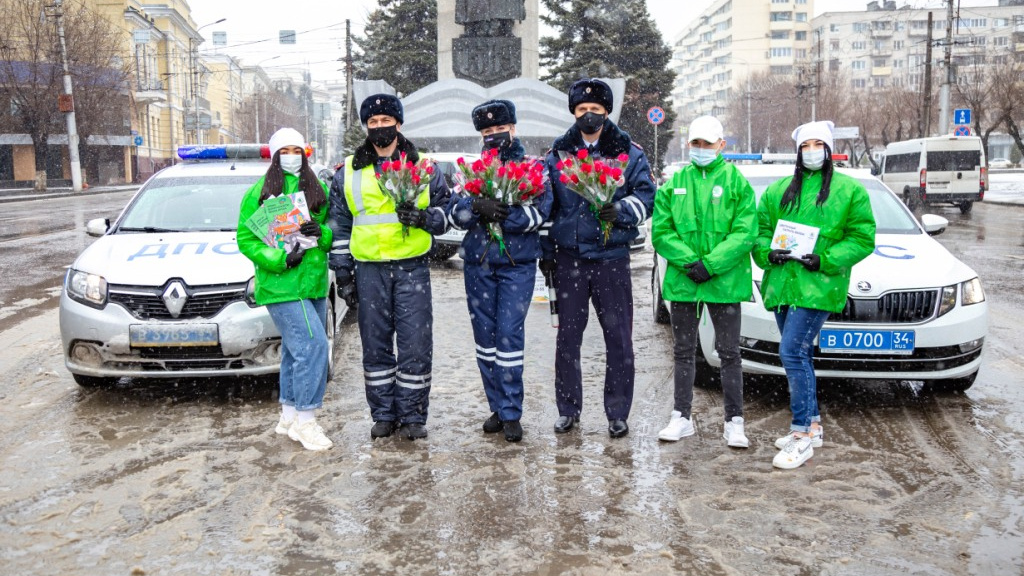 Рабочий похожий. Цветочный патруль ДПС Волгоград. Цвет патруль. Цветочный патруль Волгоград 2018. Цветочный патруль ДПС Великий Новгород 2020.