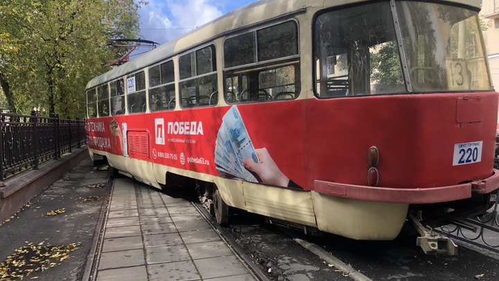 Стала известна причина, по которой трамвай вспахал асфальт и снес забор на проспекте Ленина