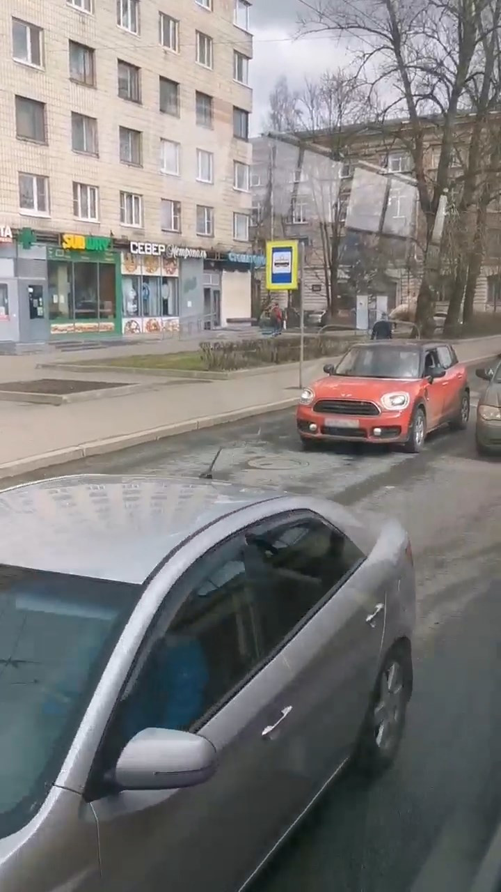 Скриншот видео из группы <a href="https://vk.com/wall-68471405_14972050" target="_blank" class="io-leave-page _">«ДТП и ЧП | Санкт-Петербург»</a>