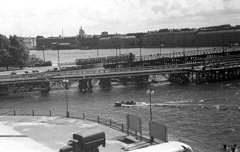 Как можно закрывать Биржевой мост, не наладив временную переправу?