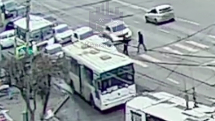 В Красноярске пьяные пешеходы побили водителя, помешавшего им перейти дорогу на красный. Видео