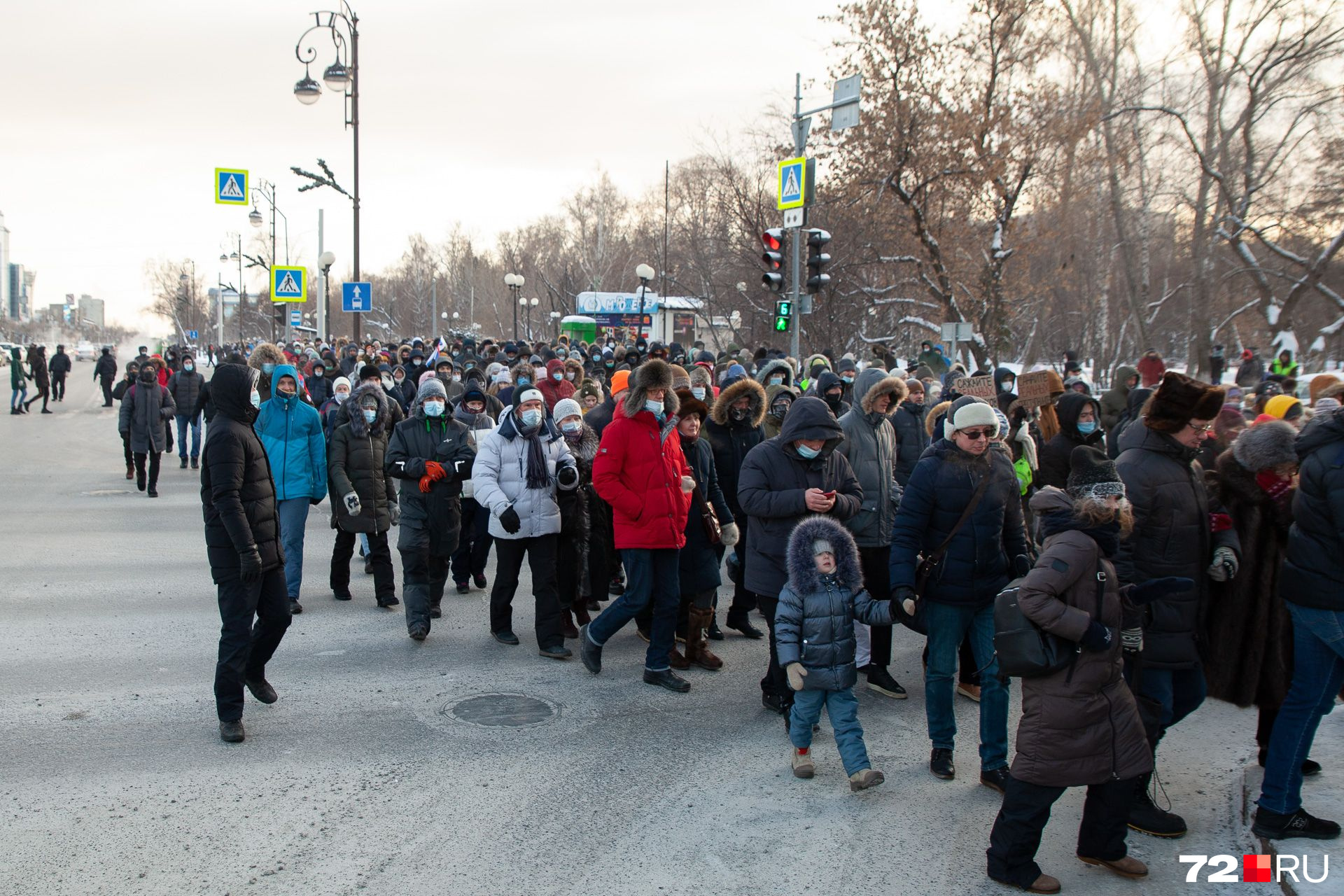 Дорожное движение люди не перекрывали, переходили на зеленый свет Дорожное движение люди не перекрывали, переходили на зеленый свет