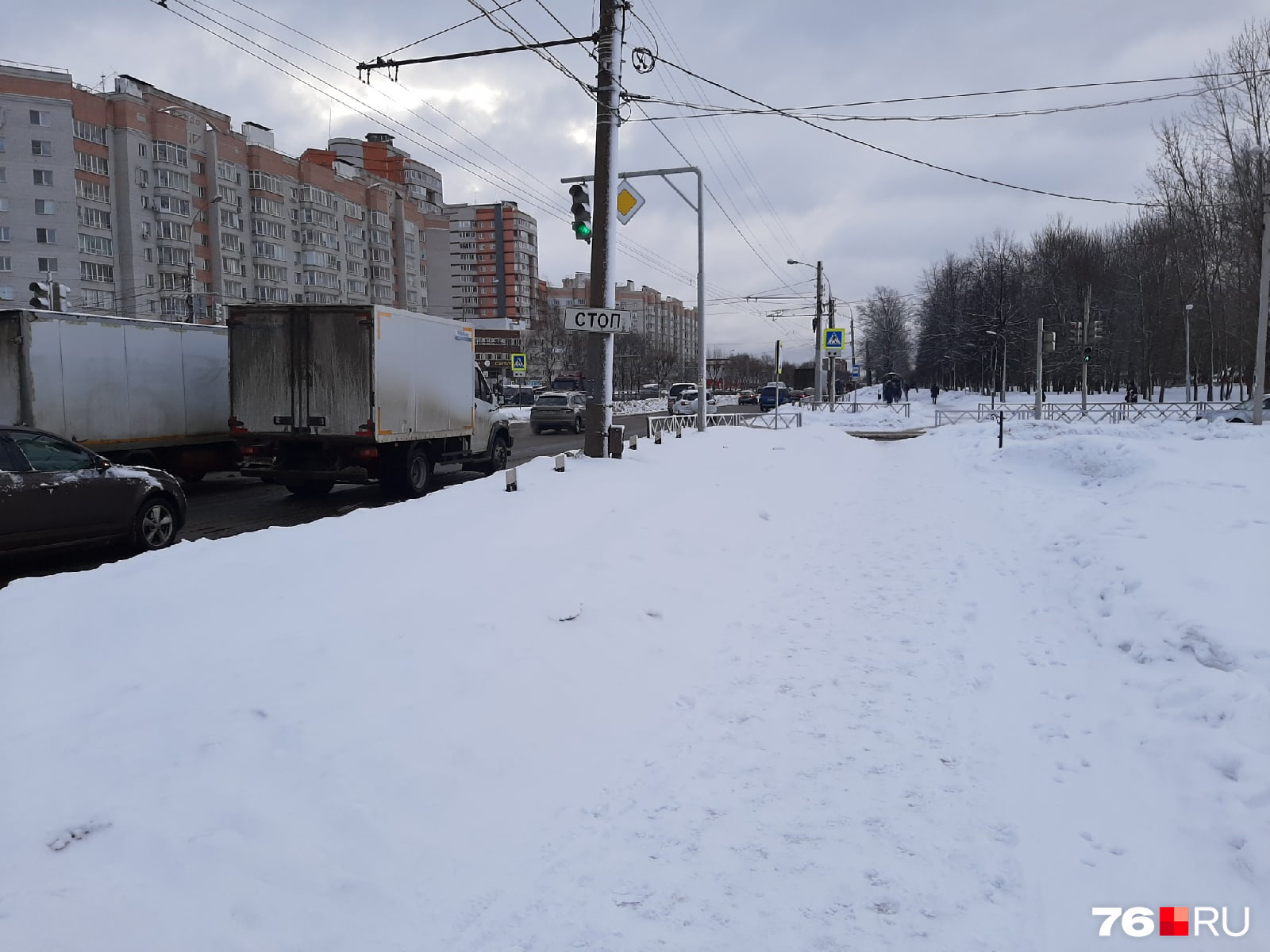 Вот, собственно, и он — третий по счету на участке длиной в полкилометра светофор Вот, собственно, и он — третий по счету на участке длиной в полкилометра светофор