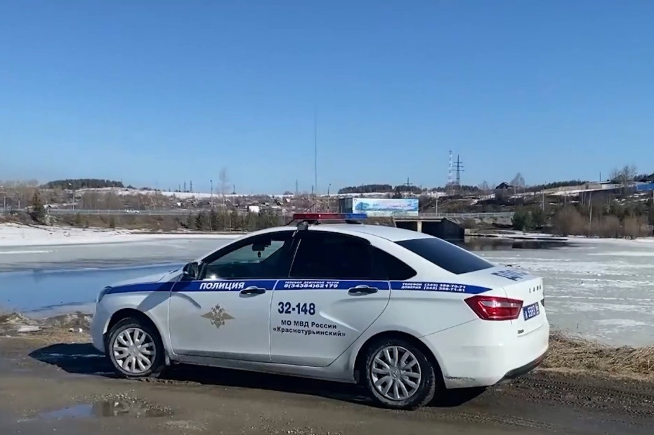 Пострадавшего посадили в патрульную машину, чтобы он согрелся Пострадавшего посадили в патрульную машину, чтобы он согрелся