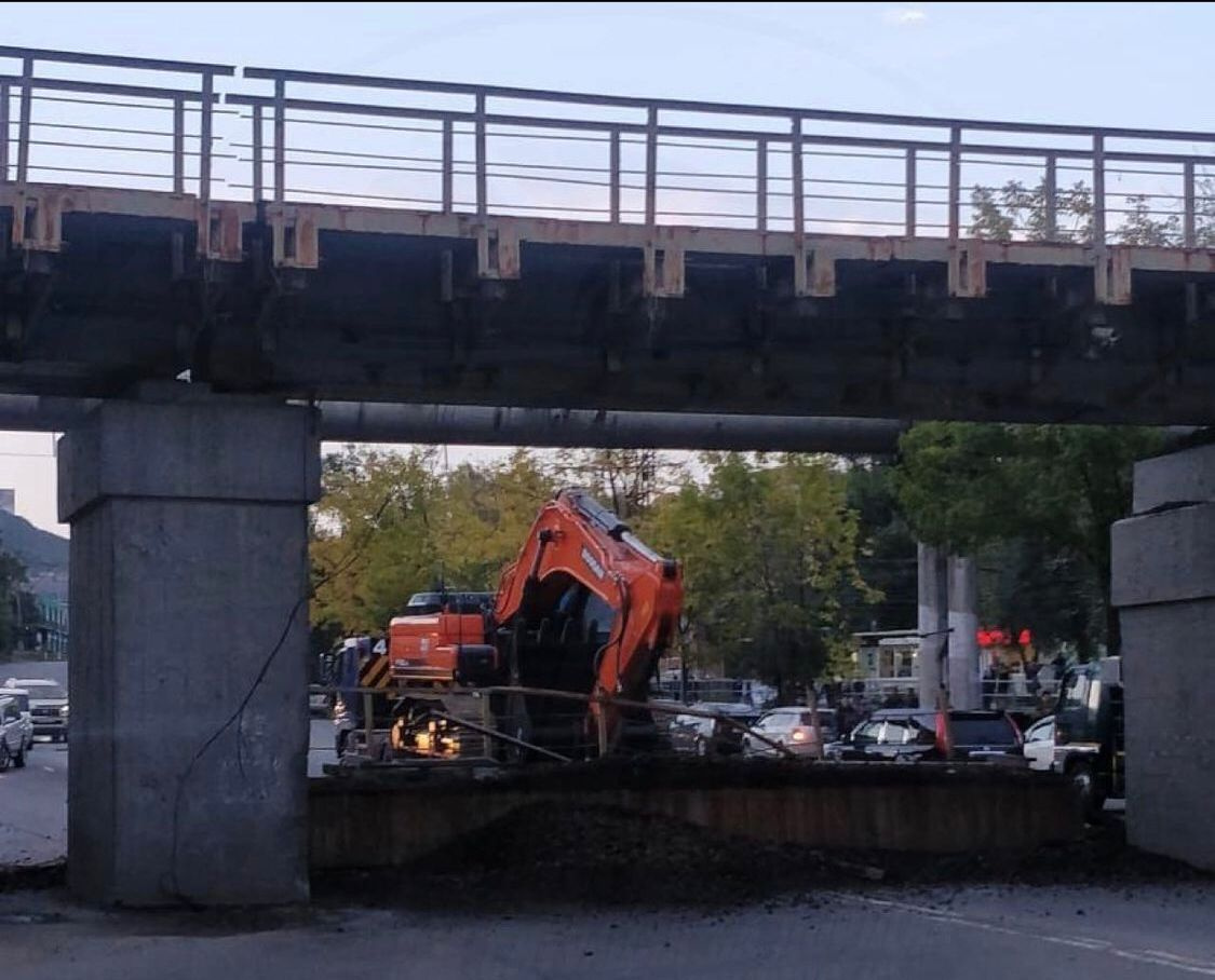 Камера сняла, как железнодорожный мост осыпался после проезда трала с экскаватором во Владивостоке