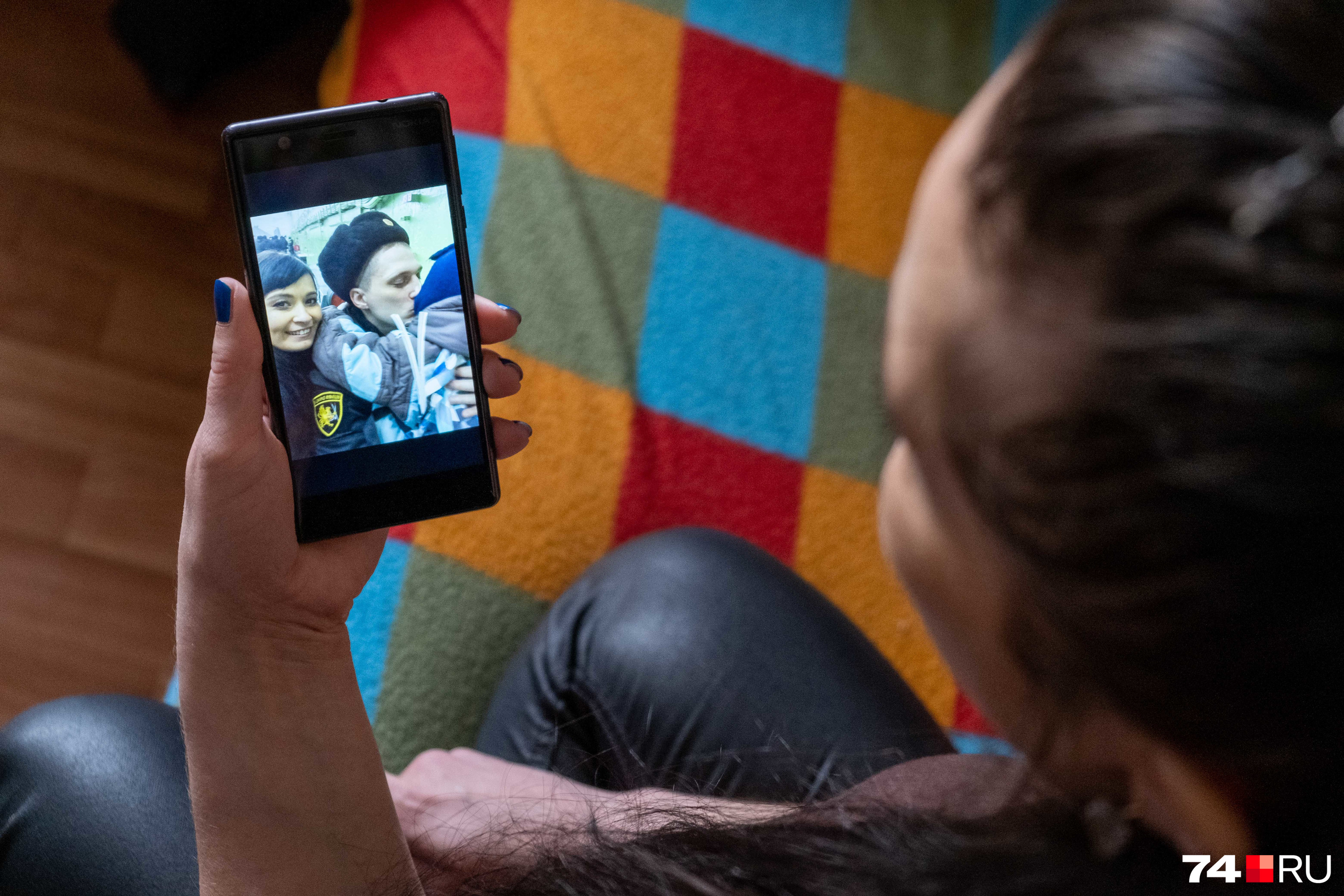 Женщина показывает трогательное фото: на нем встреча супруга после военной операции в Сирии