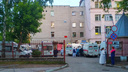 У новосибирской больницы снова выстроилась очередь из <nobr class="_">скорых —</nobr> прибывающим машинам не хватает места