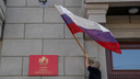 30 лет августовскому путчу. Тот же человек водрузил тот же флаг на здание мэрии Новосибирска — как это было