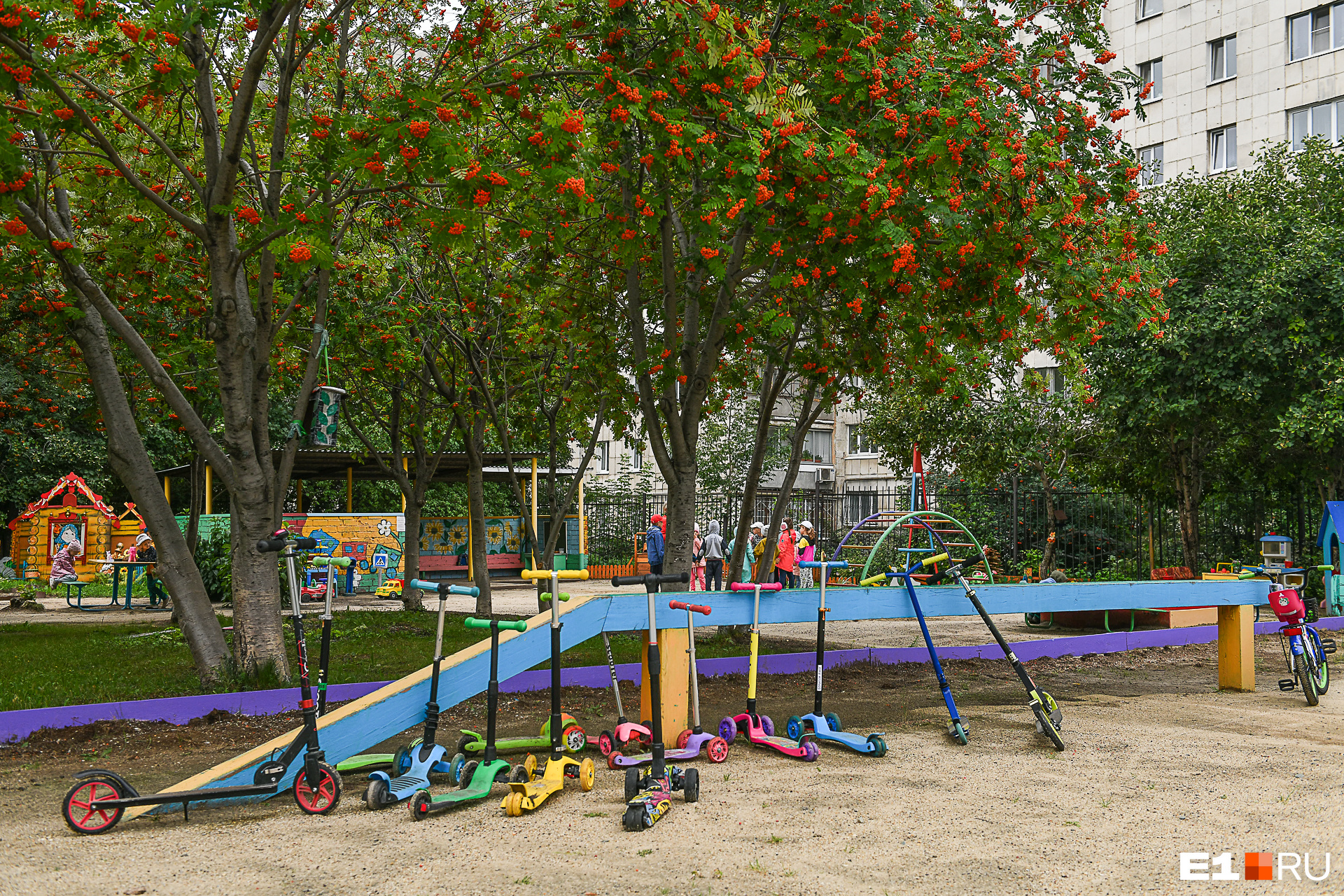 В Екатеринбурге усилили меры охраны в детских садах, но родителей это возмутило. В чём проблема?