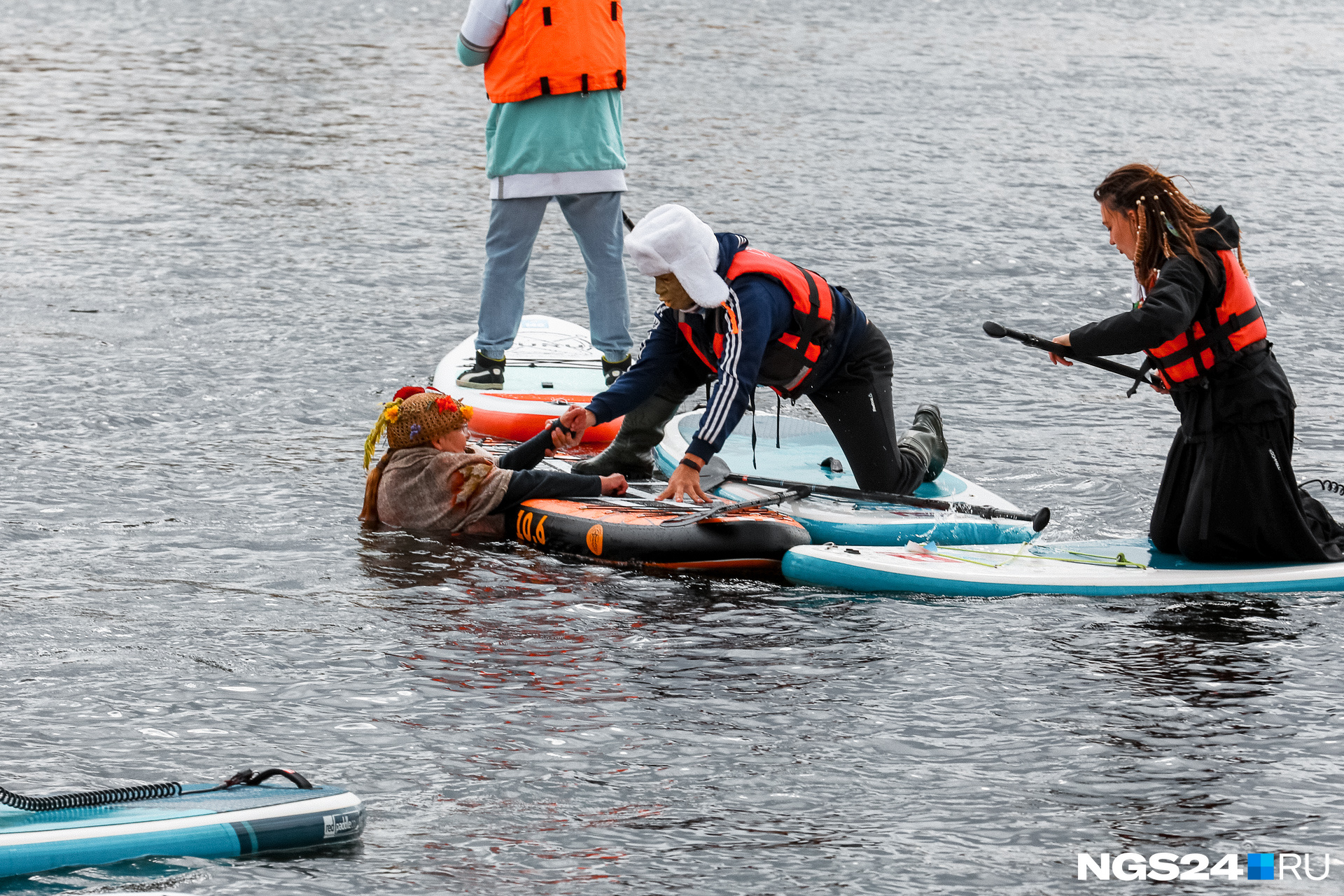 Не все смогли доплыть до финиша — одна из участниц оказалась в ледяной воде