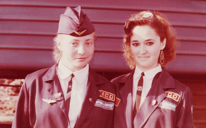 Светлана (слева на фото) с подругой во время работы проводником в студотряде. 1990-е годы