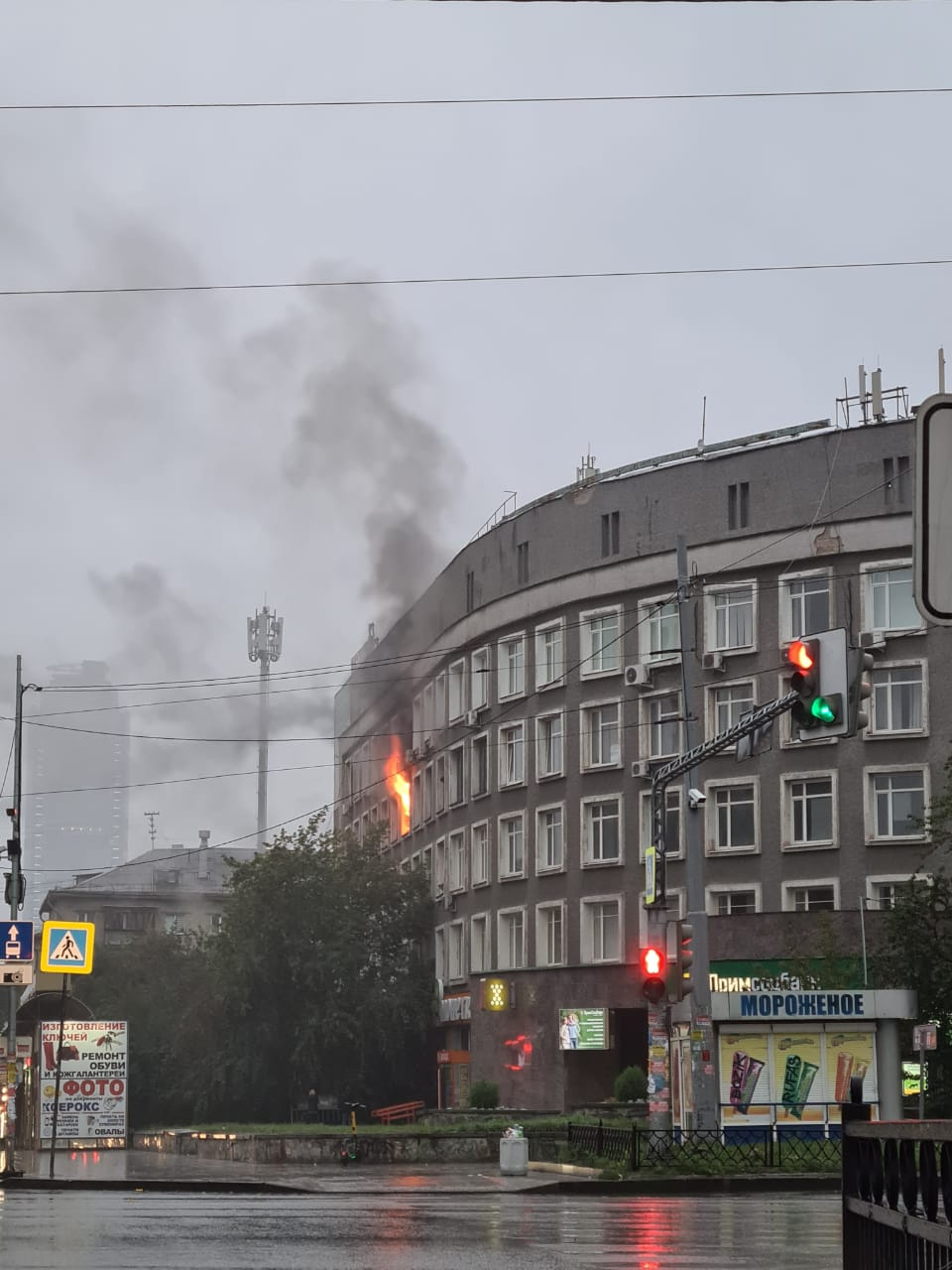 Над зданием поднимается дым