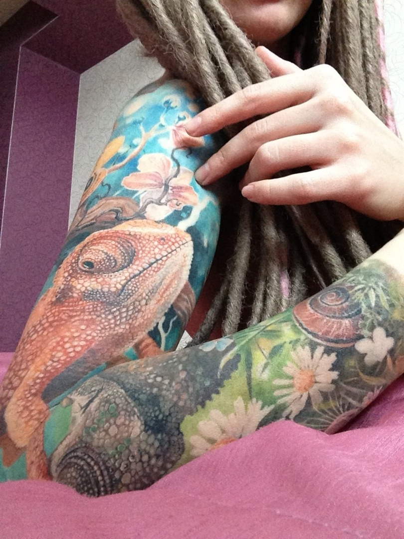 Карина делает татуировки у известных мастеров из разных городов и стран