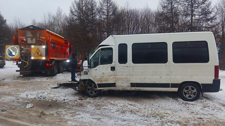 На трассе в Башкирии столкнулись катафалк и снегоуборщик КАМАЗ