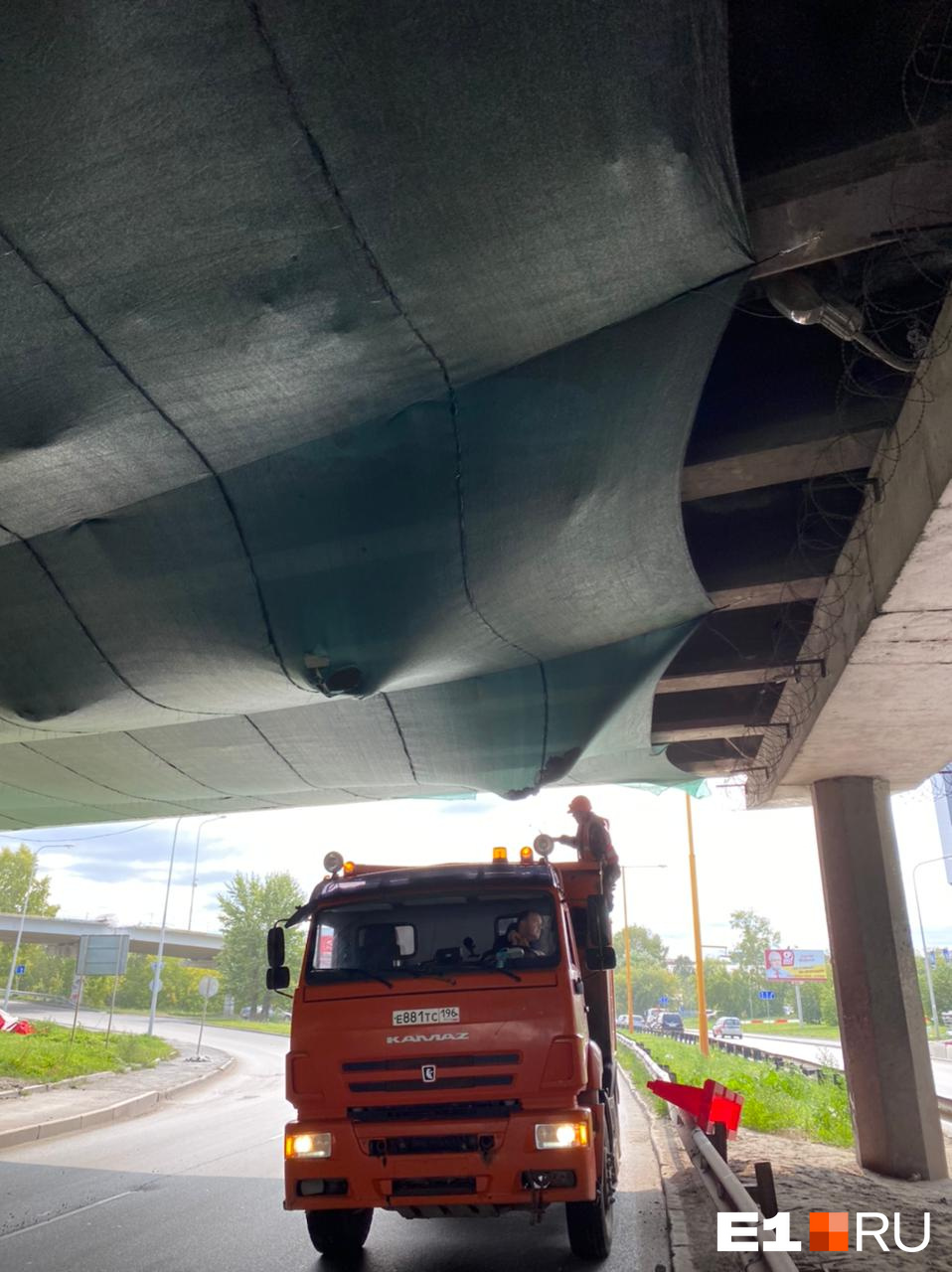 Булыжники выпали из разорванной сетки, натянутой под ремонтируемым мостом