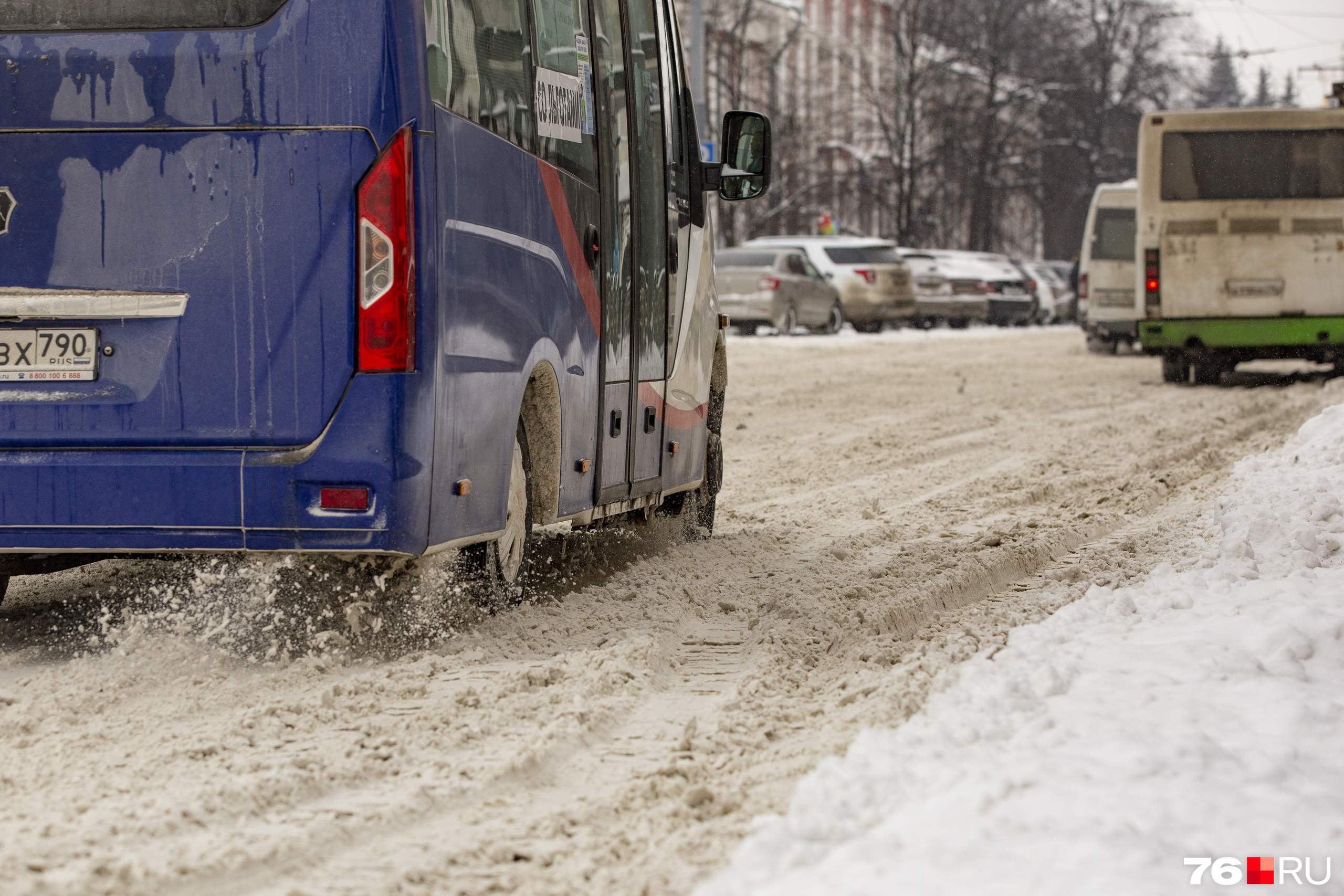 Водители автобусов уже несколько недель жалуются из-за плохо чищенных дорог на невыносимые условия работы