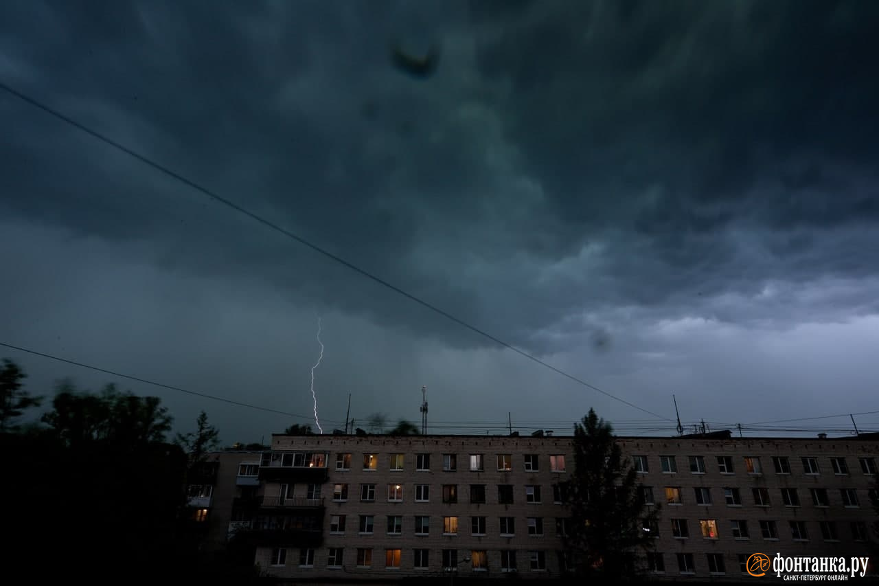 Петербург погрузился во тьму. Смотрите, как в городе буянила гроза - 18 мая  2021 - ФОНТАНКА.ру