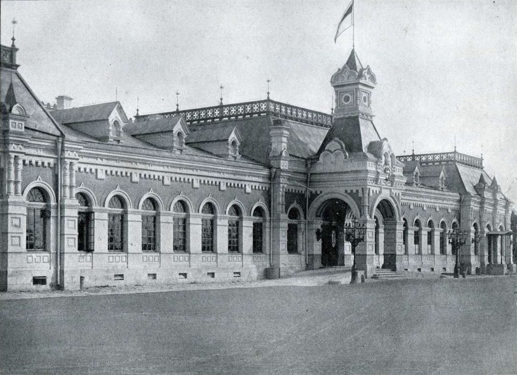 Здание вокзала в Екатеринбурге. Фото В. Метенкова, начало ХХ века