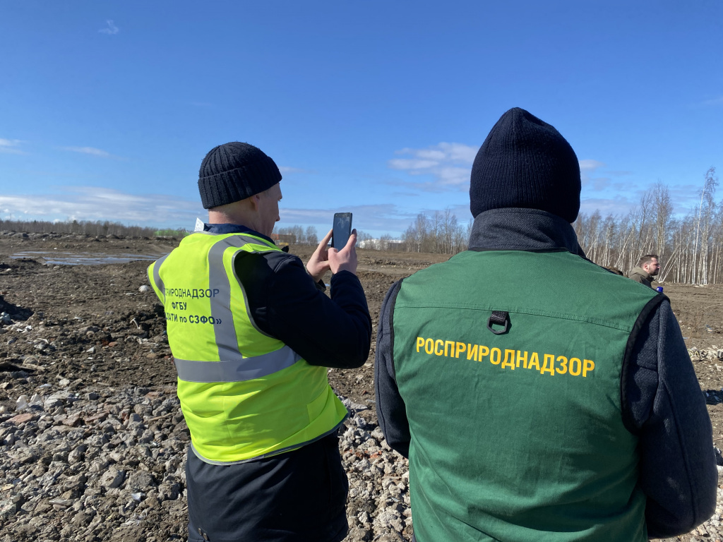 На Волхонке нашли гору незаконного мусора высотой с трёхэтажный дом - 2  апреля 2021 - ФОНТАНКА.ру