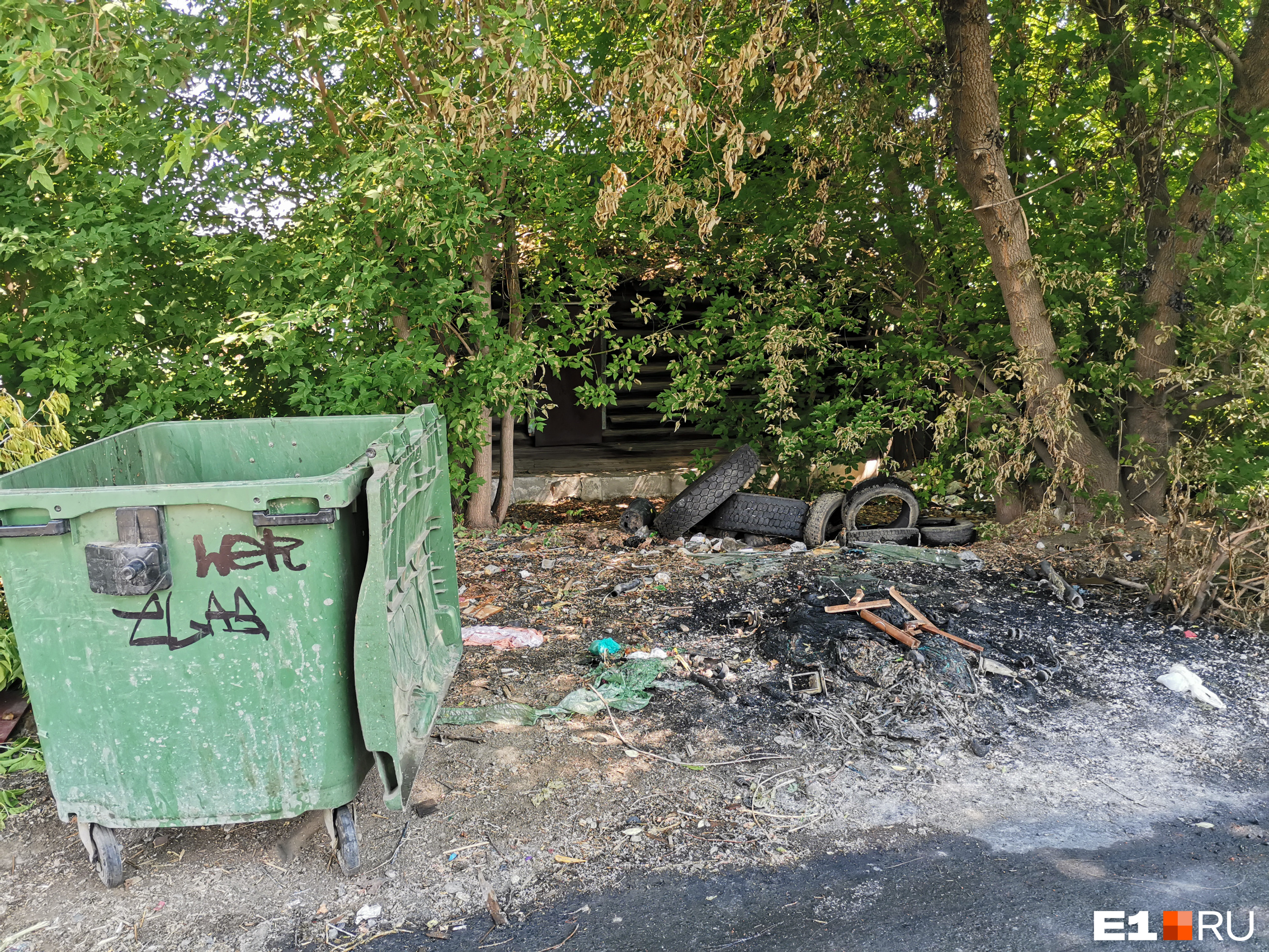 В начале лета в частном секторе горела мусорная площадка
