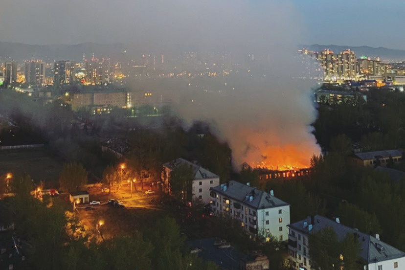 Подпись к фото от местной жительницы: «Сезон летних пожаров на Малиновского объявляю открытым»