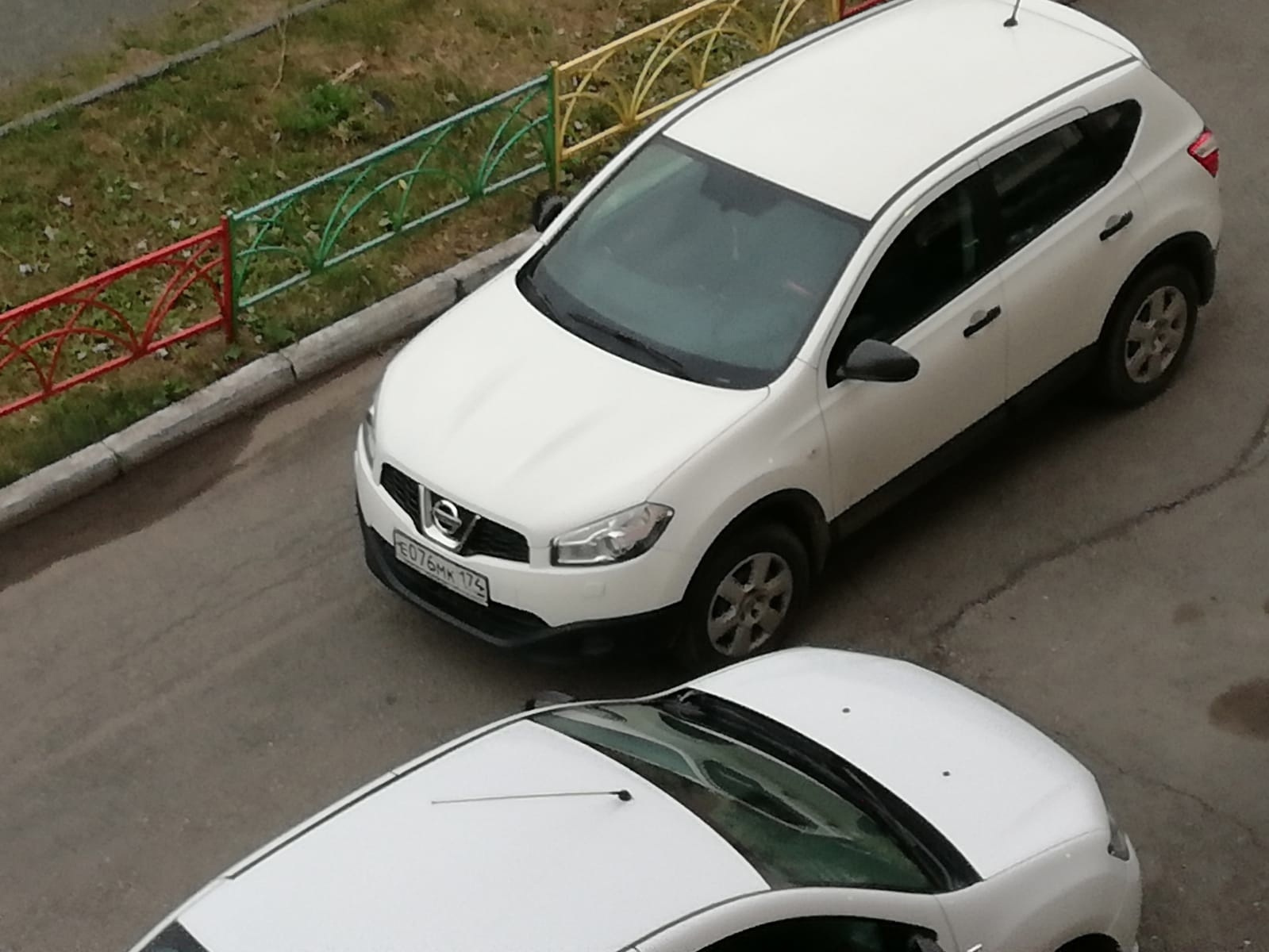 Очевидцы утверждают, что водитель оставил машину на проезжей части и зашел в подъезд Очевидцы утверждают, что водитель оставил машину на проезжей части и зашел в подъезд