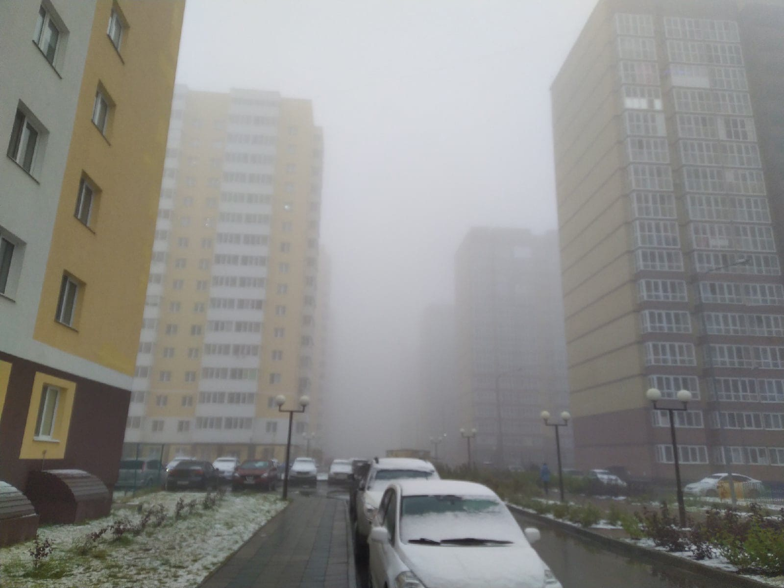 Кроме снега в город заглянул еще и туман. Здания теряются в этой пелене