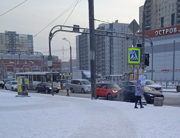 На проспекте Косыгина, перед перекрёстком с Индустриальным проспектом, в крайнем правом ряду «КИА» въехала в «Мазду»