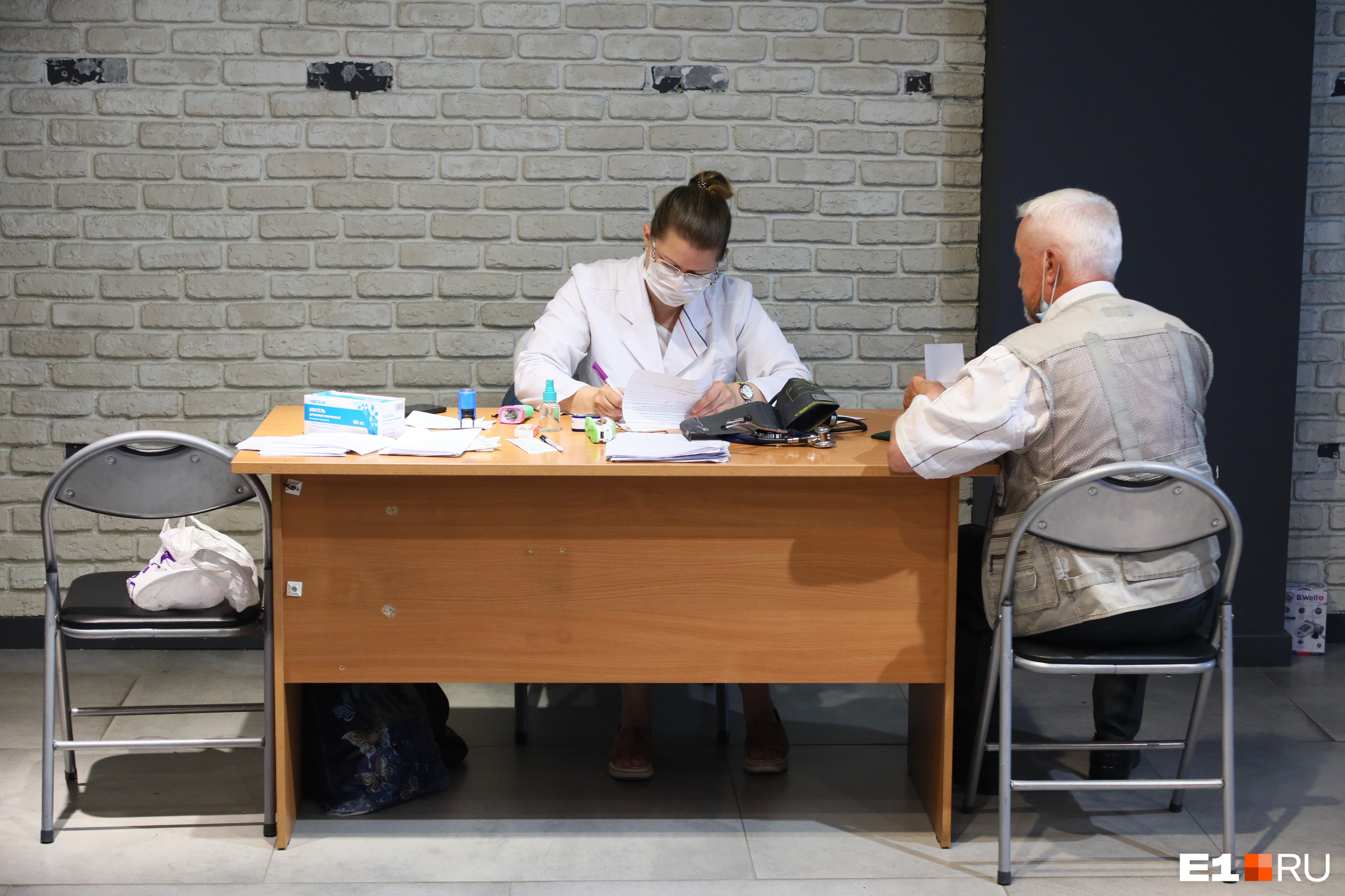 Пациентам с онкозаболеваниями врачи рекомендуют прививаться «КовиВаком», но все его запасы в больницах Екатеринбурга закончились
