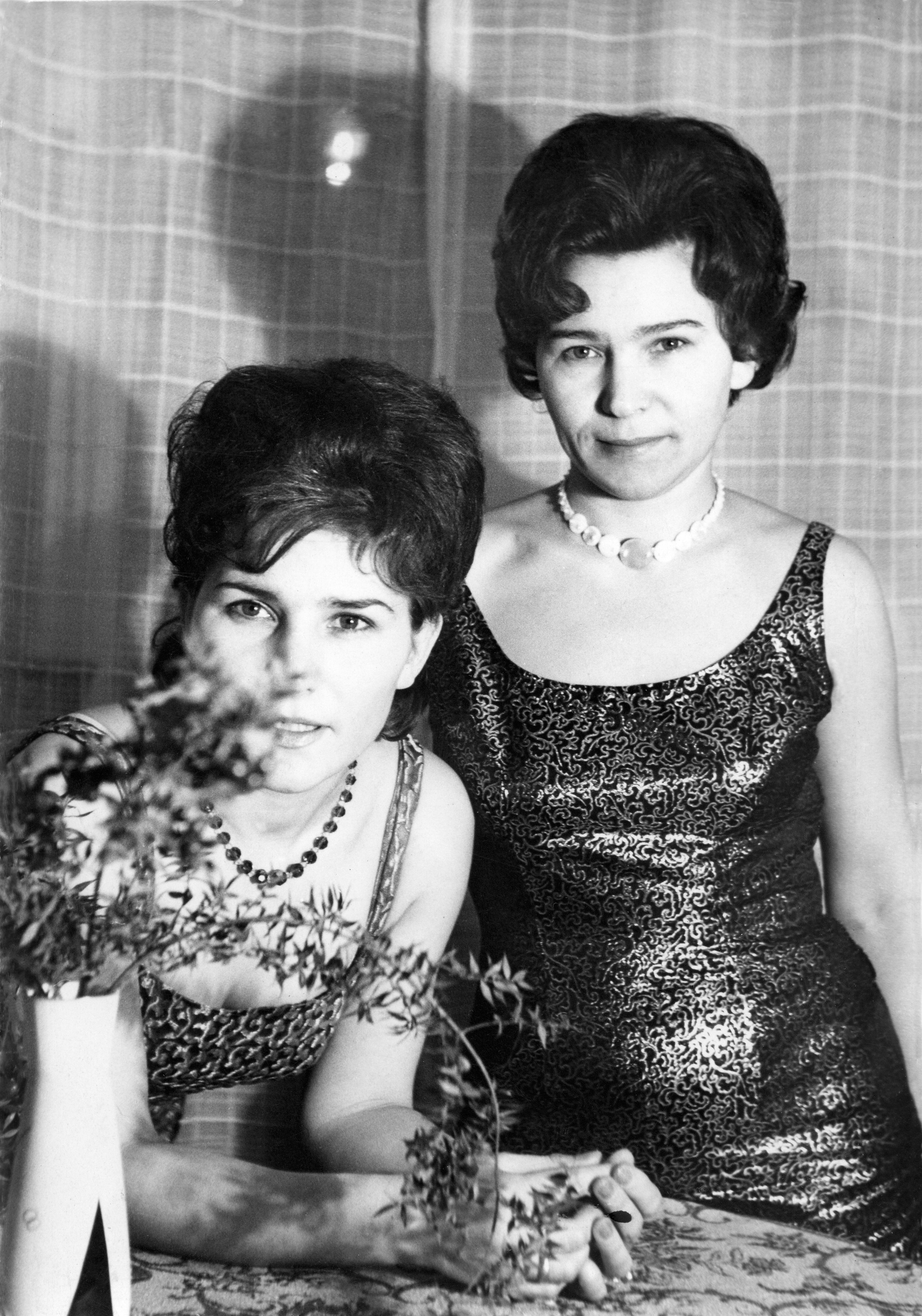 Младшая сестра Роза (слева) помогала Наине разнообразить гардероб вещами из ГДР. <br />Фото 1967 г.