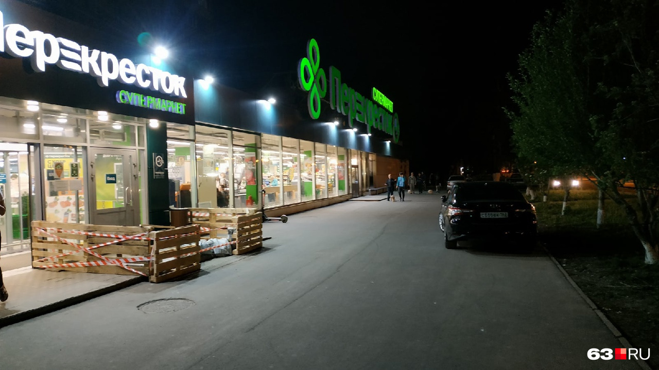 Автомобиль еле-еле видно в темноте Автомобиль еле-еле видно в темноте