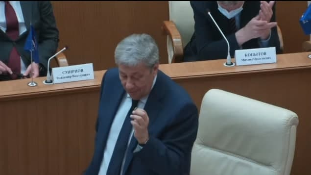 Аркадий Чернецкий передал свой сенаторский значок Александру Высокинскому
