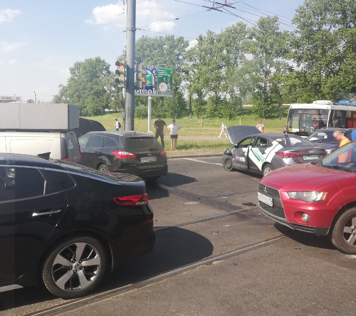 ДТП с каршерингом перекрыло полдороги на перекрестке Витебского и Благодатной. Веселья добавила закипевшая «ГАЗель»