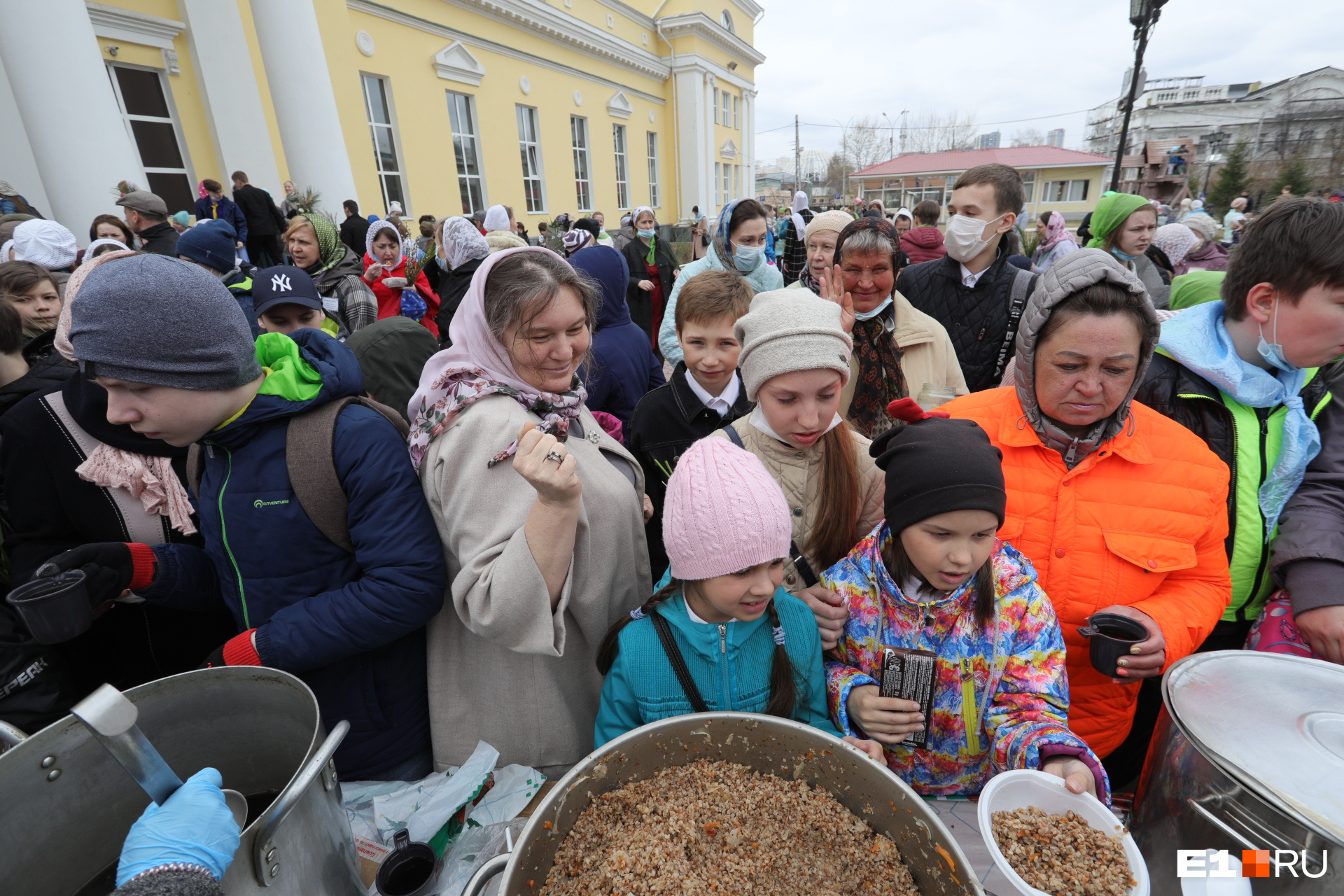 А на улице прихожан угощали кашей