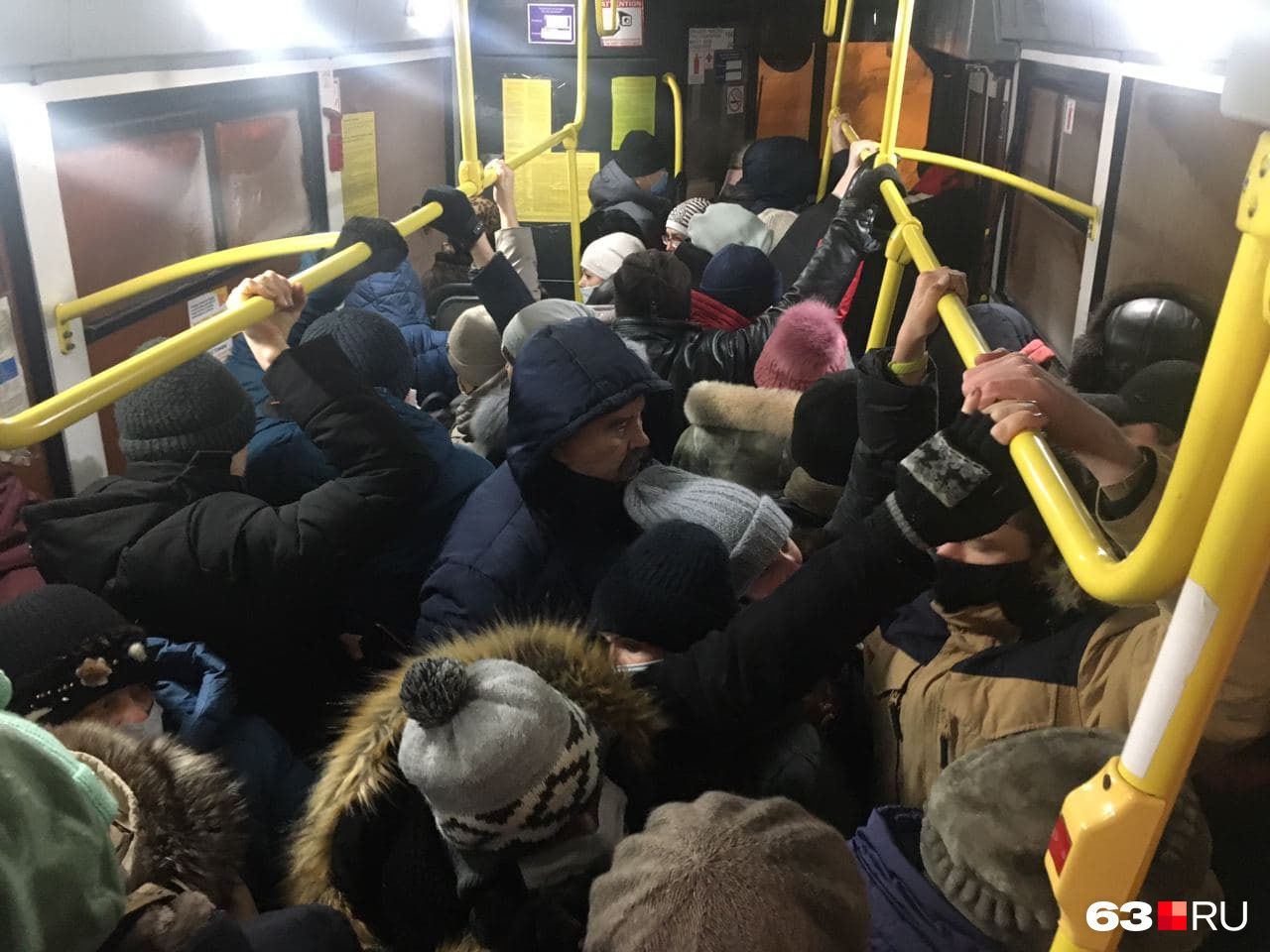 Автобусы в часы пик забиты под завязку Автобусы в часы пик забиты под завязку