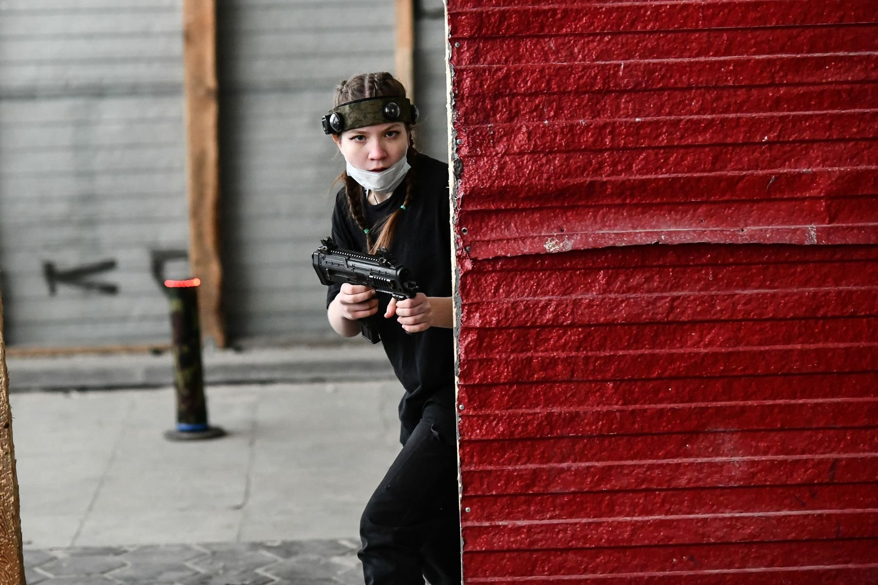 Школьники разбирают автомат. Девочка и тренер екатеринбург. Тренер азарт. Почему дети ходят в школу с оружием. Юнармия чему там учат?.