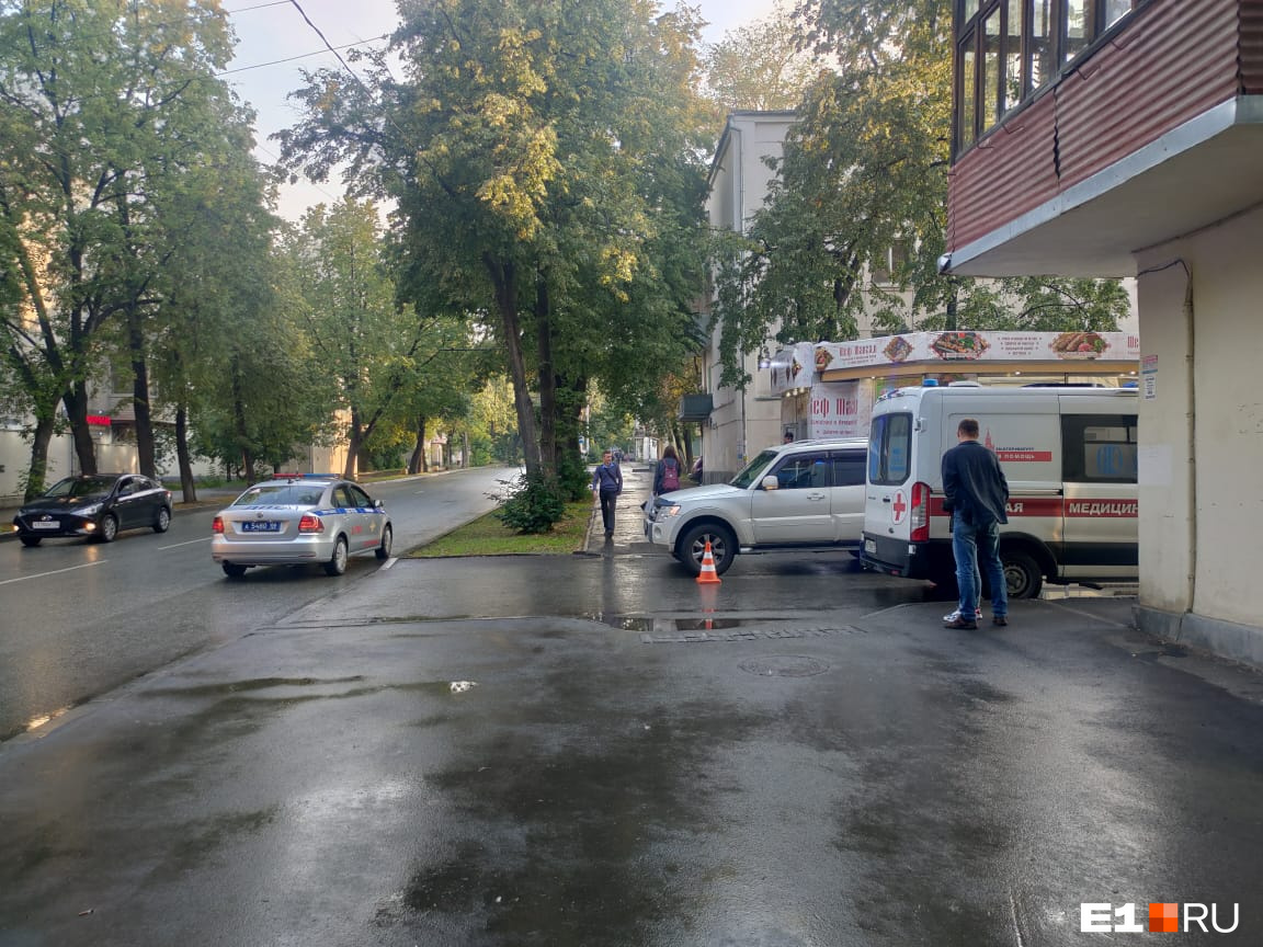 На место всё-таки приехала скорая На место всё-таки приехала скорая