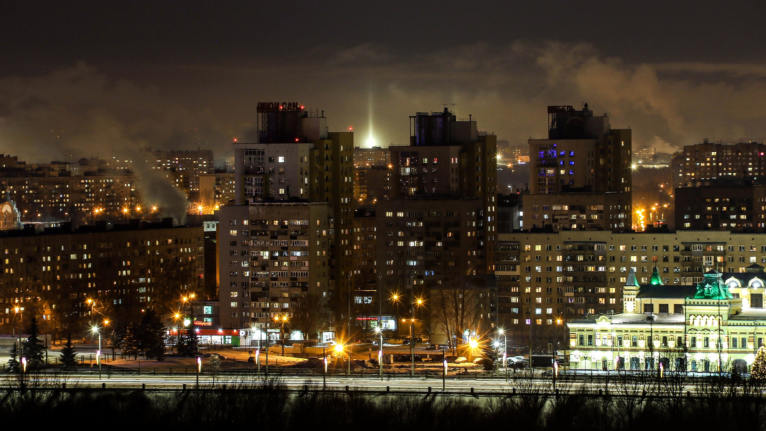 Любуемся морозными световыми столбами в Нижнем Новгороде