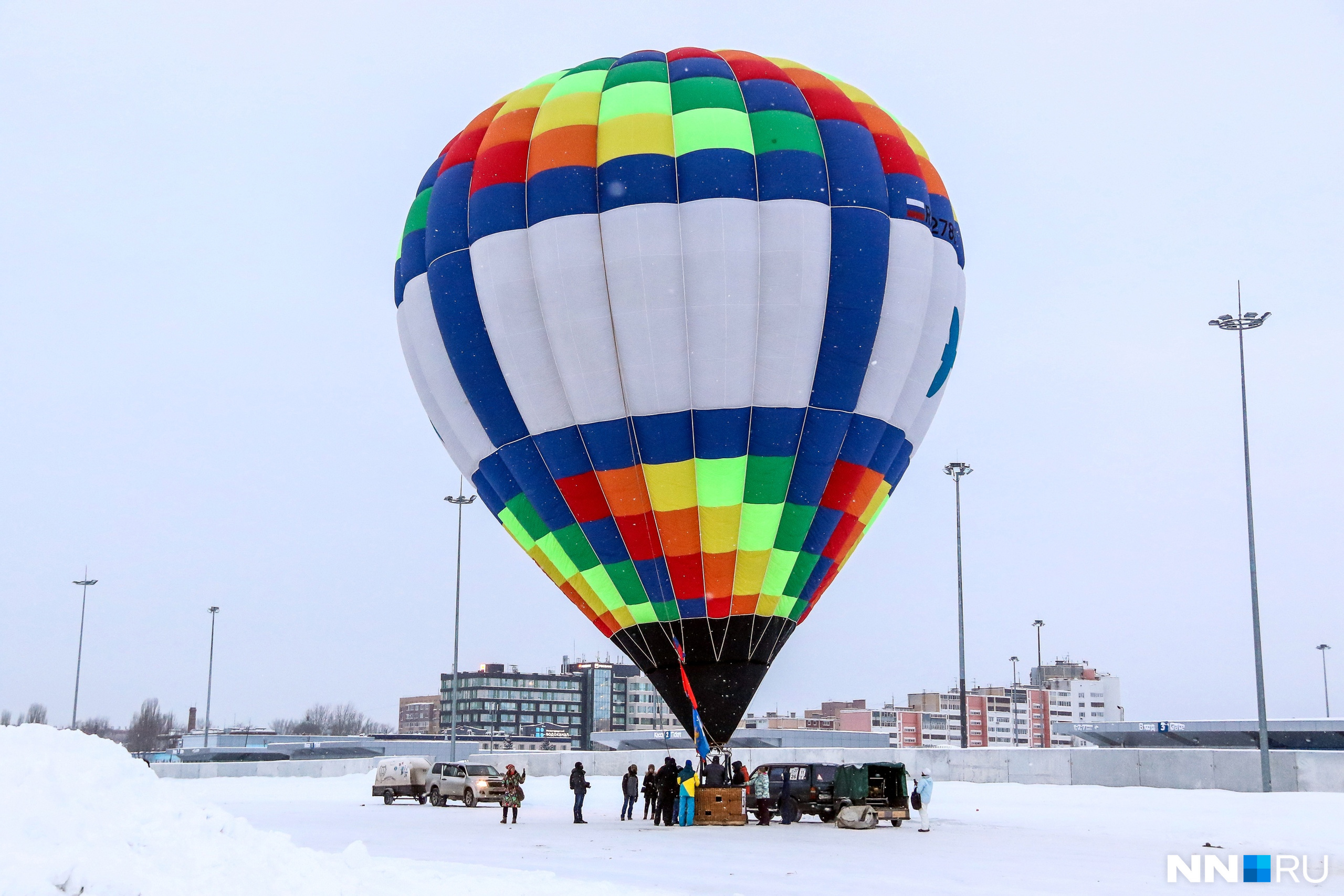 Гонка на воздушных шарах. Аэростаты Нижний Новгород. Воздушный шар над Волгой. Воздушные шары гоночные. Гонка воздушных шаров.