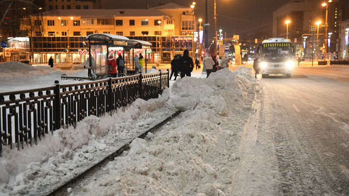 «Сначала убирают снег у зданий чиновников». Эксперт объяснил, почему Екатеринбург так плохо чистят