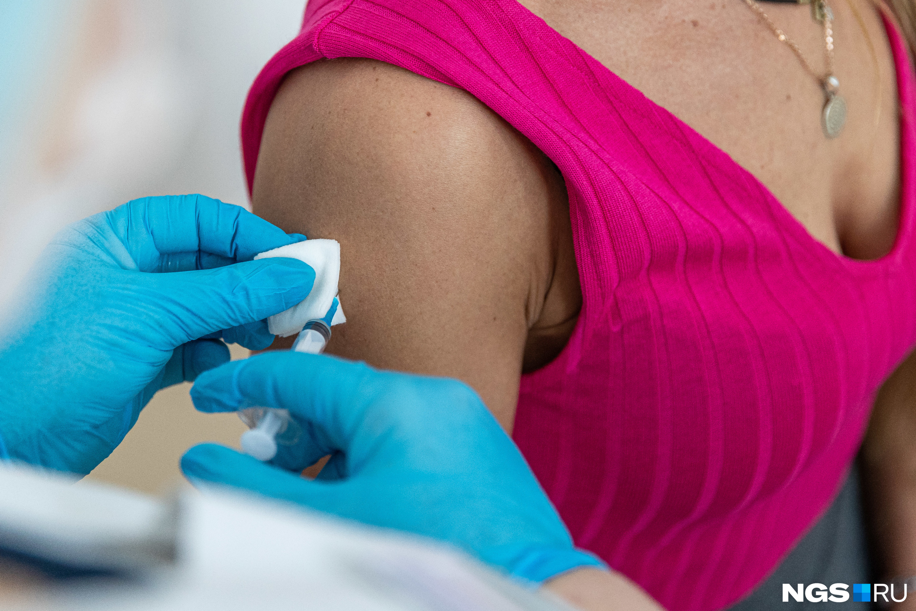 Многие новосибирцы теперь переживают о том, какую именно вакцину им ввели и всё ли с ней в порядке