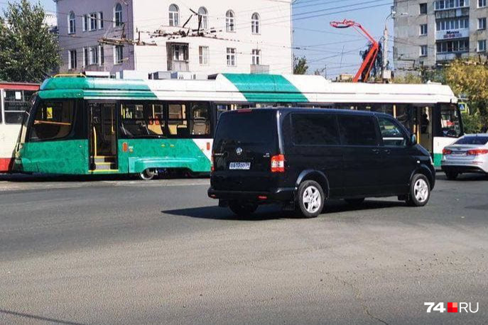 Автомобилистам на перекрестке Свердловского и Победы сейчас тоже непросто проехать