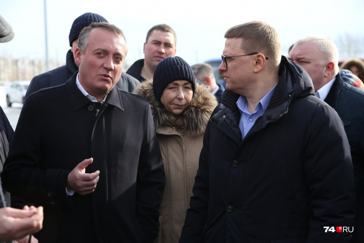 Сергей Вайнштейн (слева) лично демонстрировал губернатору Алексею Текслеру и мэру Наталье Котовой, какая снегоуборочная техника будет чистить город