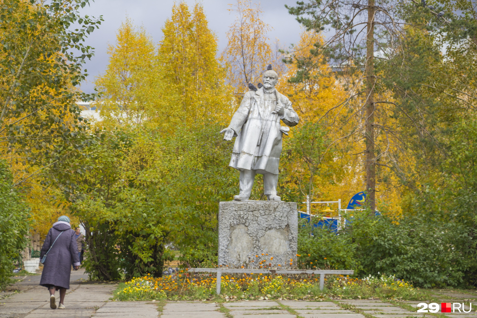 Нужны ли памятники. Памятник Ленину в Архангельске. Памятник Ленину в Соломбале. Памятник Ленину в Петрозаводске. Памятники природы в Соломбале.