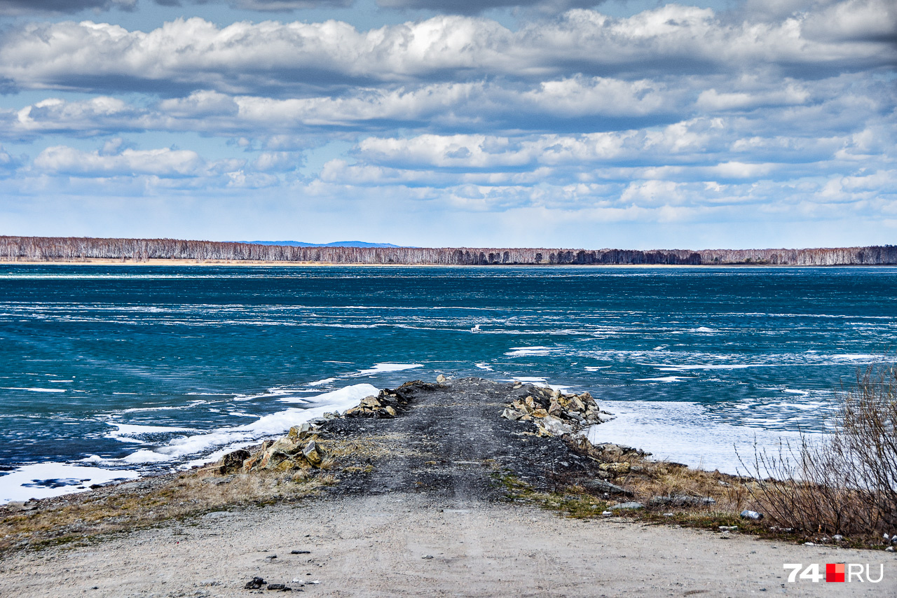 Озеро Кожакуль в конце апреля еще подо льдом