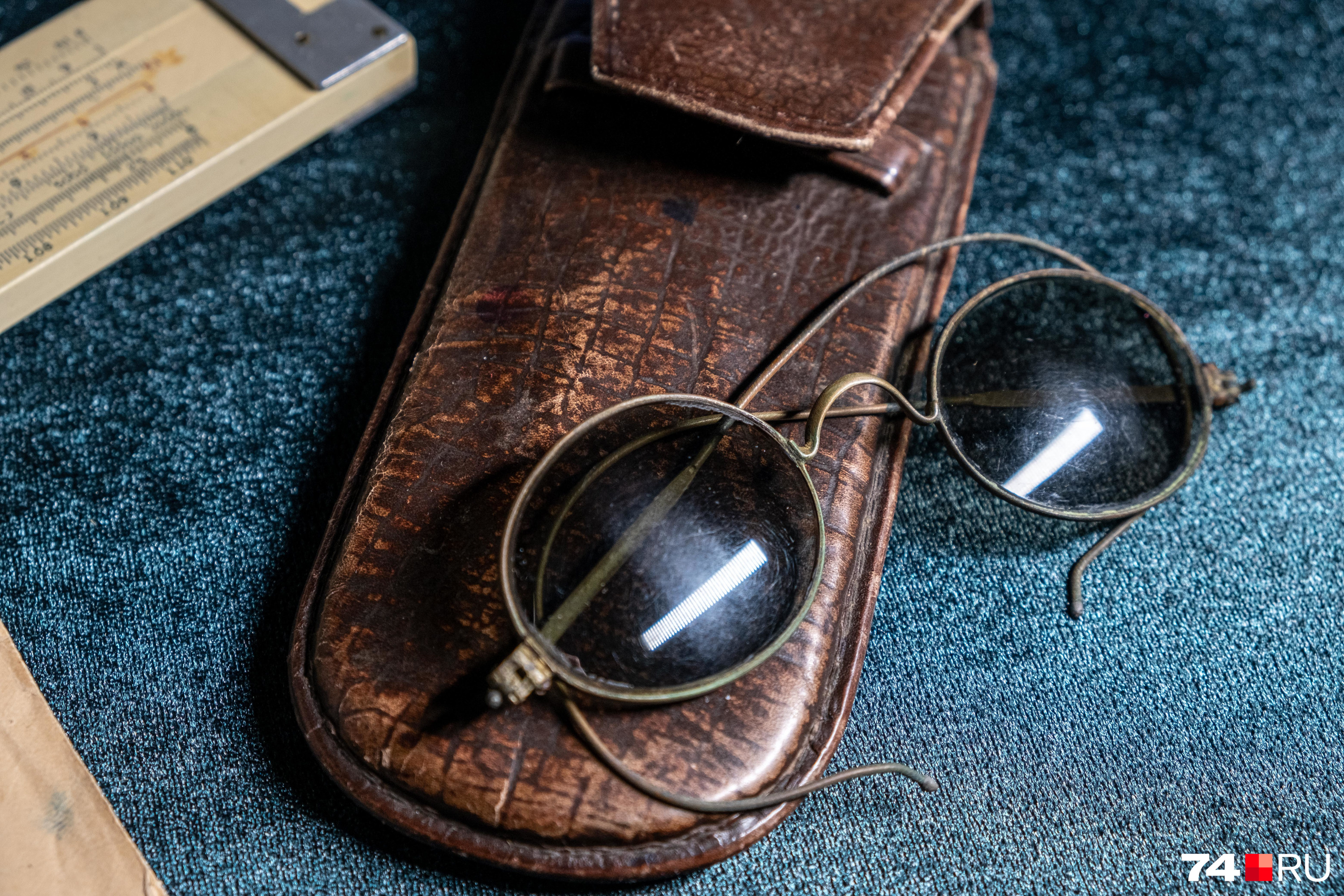 Вот, к примеру, очки круглые солнцезащитные (зеленые стекла) в металлической оправе (латунь, медь) и с кожаным футляром коричневого цвета
