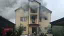 В Волгограде третий час тушат пожар в трехэтажном коттедже