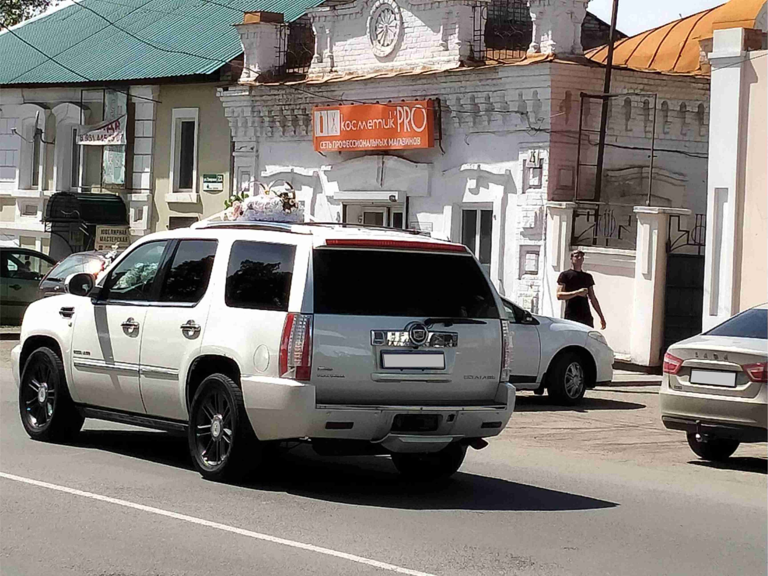 Девочек сбил вот этот автомобиль — свадебный Cadillac Девочек сбил вот этот автомобиль — свадебный Cadillac