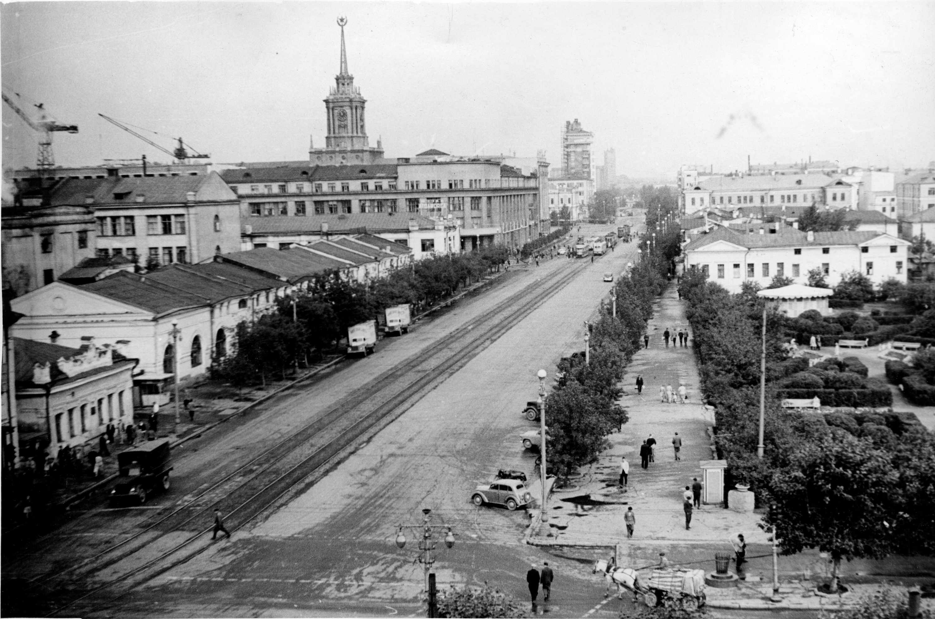 Панорама трамвайной линии по 8 Марта. Слева — Мытный двор